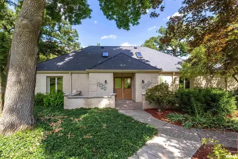 600 Sycamore Dr, Le Claire, IA 52753