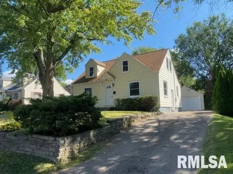 15 Knoll Ct, Rock Island, IL 61201