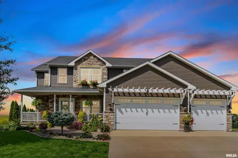 26 Blackstone Cir, Le Claire, IA 52753