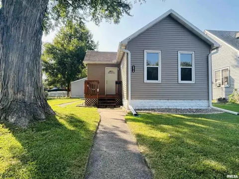 1614 Pershing Blvd, Clinton, IA 52732