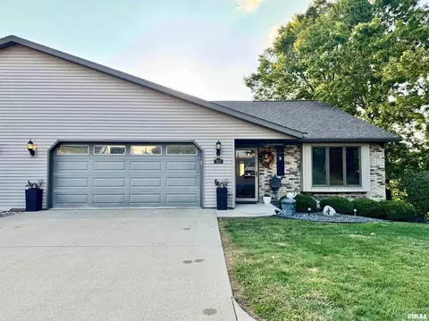 102 5th St #6, Fulton, IL 61252