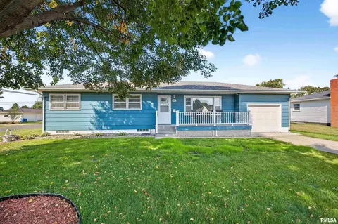 702 N Juniata St, Blue Grass, IA 52726