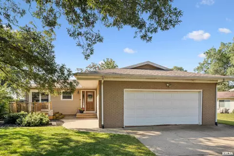 9 Crestview Dr, Geneseo, IL 61254