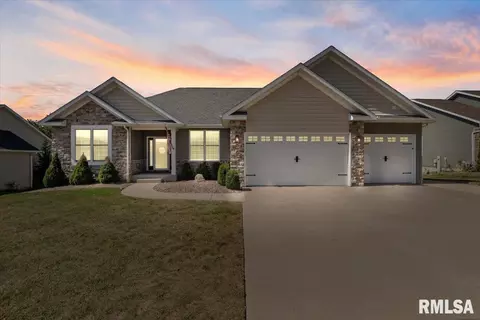 32 Blackstone Cir, Le Claire, IA 52753