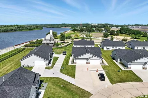 141 Beacon Harbor Pkwy Cir #141, East Moline, IL 61244
