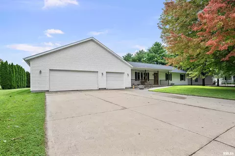 13109 83rd Ave, Blue Grass, IA 52726