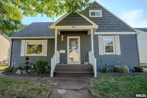 711 3rd Ave, Camanche, IA 52730