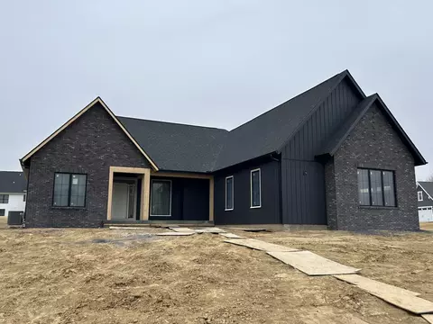 4790 Woodland Dr, Bettendorf, IA 52722