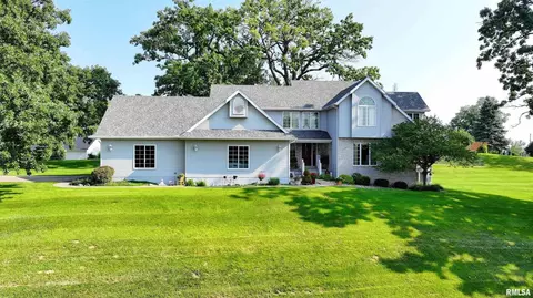 582 Breezy Point Dr, Clinton, IA 52732