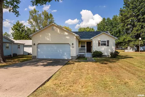 304 W 10th St, Johnston City, IL 62951