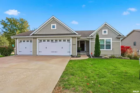 5767 Evergreen Pl, Bettendorf, IA 52722