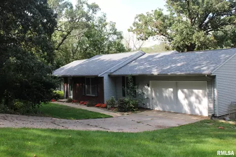 5 E Timberline Dr, Blue Grass, IA 52726