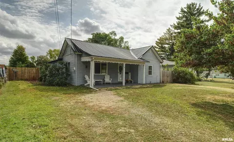 607 2nd St, Camanche, IA 52730