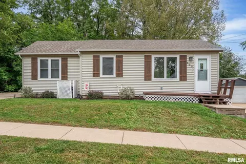 305 S 8th St, Le Claire, IA 52753
