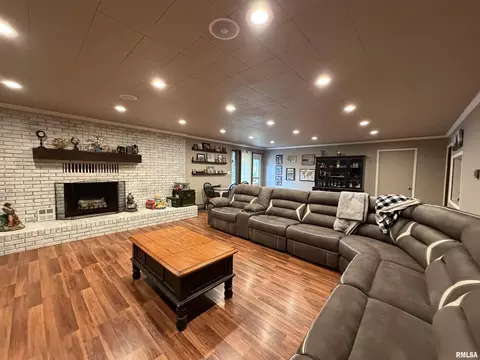 117 Marshall Pl, Carmi, IL 62821 photo 2