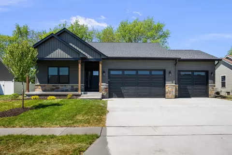 1210 Eagles Crest Dr, Davenport, IA 52804