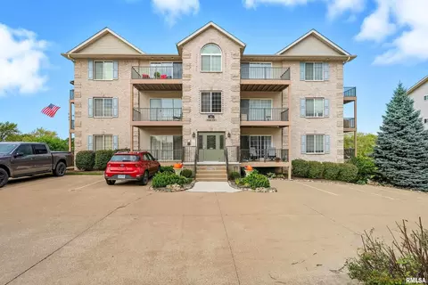 2952 Holiday Ct #3, Bettendorf, IA 52722
