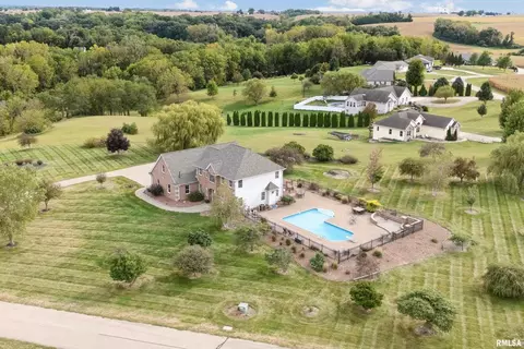 601 Green Hills Dr, Clinton, IA 52732