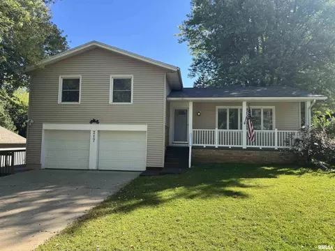 217 N 8th St, Le Claire, IA 52753