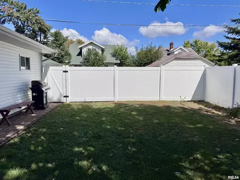 Exterior - 1415 4th St, Fulton, IL 61252 photo 7 of 10