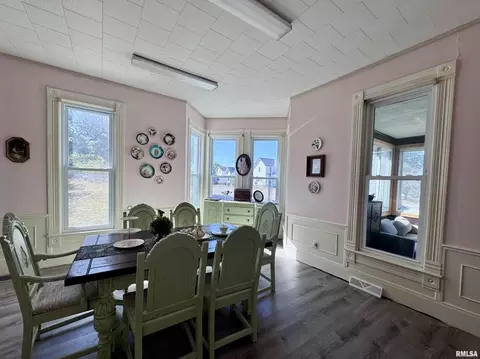 Dining - 1415 4th St, Fulton, IL 61252 photo 5 of 5