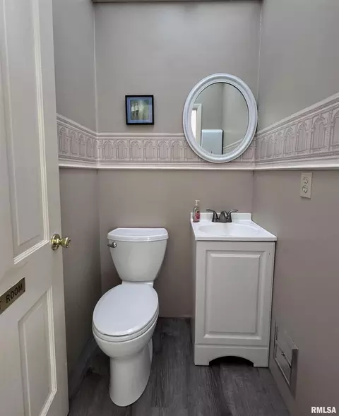 Bath - 1415 4th St, Fulton, IL 61252 photo 1 of 3