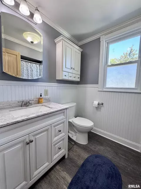 Bath - 1415 4th St, Fulton, IL 61252 photo 2 of 3