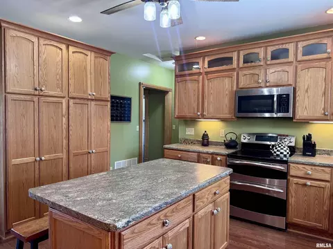 Kitchen - 1415 4th St, Fulton, IL 61252 photo 2 of 5