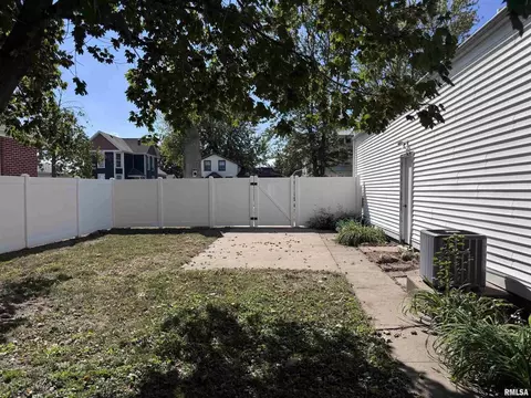 Exterior - 1415 4th St, Fulton, IL 61252 photo 9 of 10