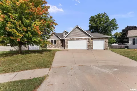 2714 W 66th St, Davenport, IA 52806