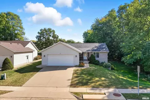 223 S 8th St, Le Claire, IA 52753