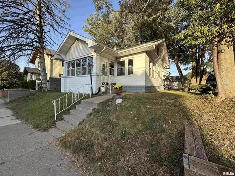 2215 Grand Ave, Davenport, IA 52803