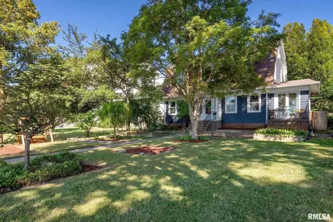 704 River Dr, Bettendorf, IA 52722