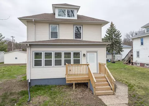 924 N 3rd St, Clinton, IA 52732