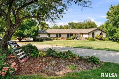 11640 61st Avenue Pl, Blue Grass, IA 52726