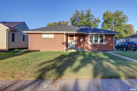 2386 Barker St, Clinton, IA 52732