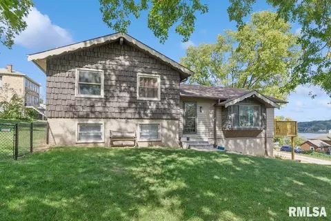 127 Walnut St, Le Claire, IA 52753