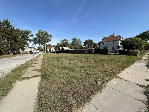 2736 Rockingham Rd, Davenport, IA 52802