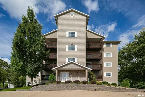 4084 Creek Hill Dr, Bettendorf, IA 52722