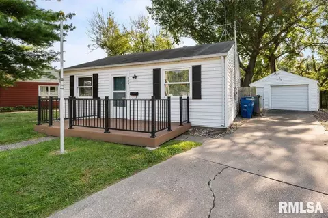 909 39th Street Ct, Moline, IL 61265