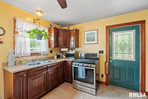 Kitchen - 914 1st Ave, Hampton, IL 61256 photo 2 of 2