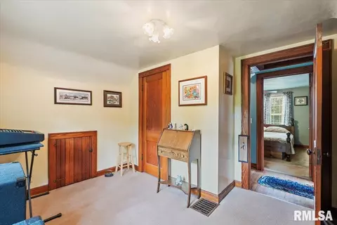 Entry Way - 914 1st Ave, Hampton, IL 61256 photo 2 of 2