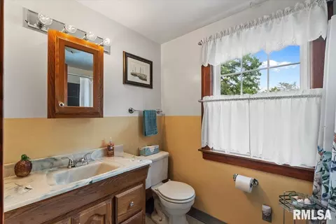 Bath - 914 1st Ave, Hampton, IL 61256 photo 1 of 2