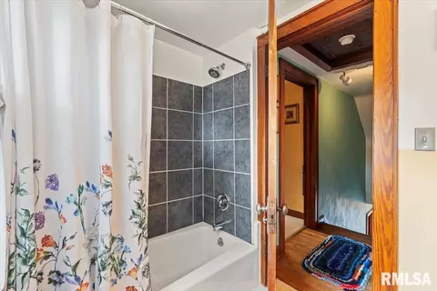 Bath - 914 1st Ave, Hampton, IL 61256 photo 2 of 2