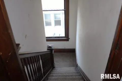 Entry Way - 714 S Main St, Kewanee, IL 61443 photo 4 of 4