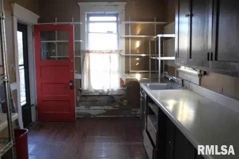 Entry Way - 714 S Main St, Kewanee, IL 61443 photo 2 of 4