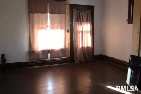 Living - 714 S Main St, Kewanee, IL 61443 photo 1 of 7
