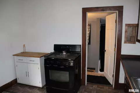 Entry Way - 422 Ross St, Kewanee, IL 61443 photo 1 of 4