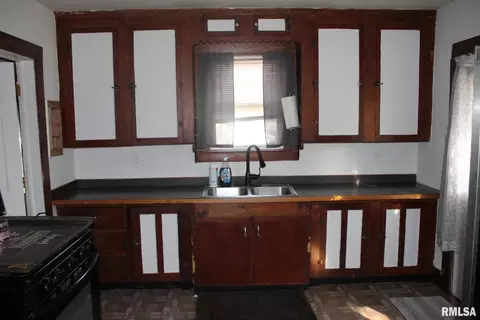 Kitchen - 422 Ross St, Kewanee, IL 61443 photo 1 of 2
