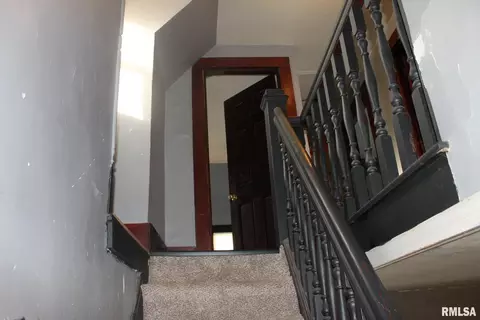 Entry Way - 422 Ross St, Kewanee, IL 61443 photo 2 of 4
